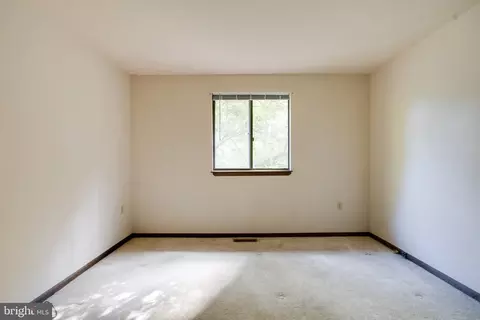 Bedroom - 3160 Rolling Rd, Edgewater, MD 21037 photo 5 of 10