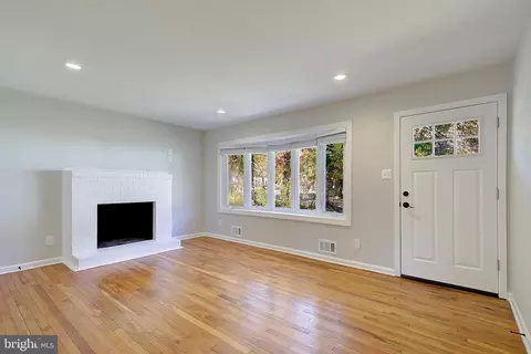 Living - 4 Roosevelt Dr, Annapolis, MD 21401 photo 4 of 9