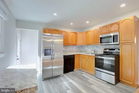 Entry Way - 4 Roosevelt Dr, Annapolis, MD 21401 photo 2 of 5