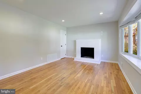 Living - 4 Roosevelt Dr, Annapolis, MD 21401 photo 2 of 9