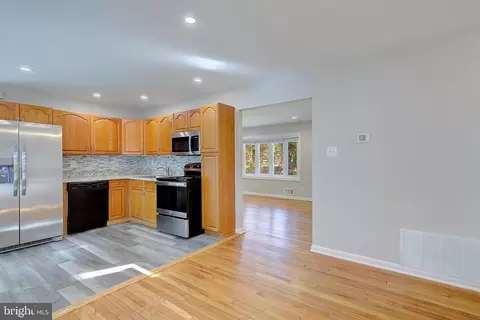 Entry Way - 4 Roosevelt Dr, Annapolis, MD 21401 photo 1 of 5