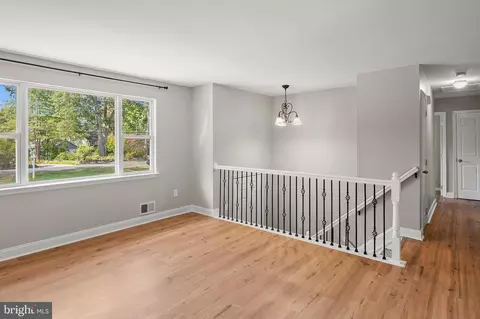 233 Beachwood Rd, Pasadena, MD 21122 photo 4
