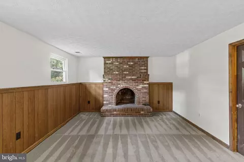 Living - 1044 Skyview Dr, Annapolis, MD 21409 photo 7 of 7