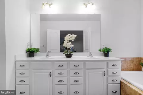 Entry Way - 2727 Amber Crest Rd, Hanover, MD 21076 photo 2 of 4