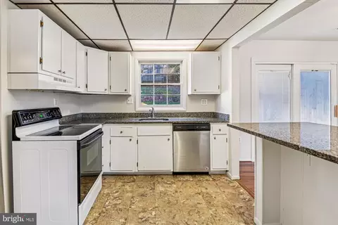 Kitchen - 729 Chapelgate Dr, Odenton, MD 21113 photo 1 of 2