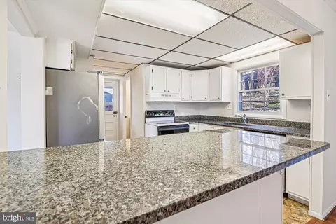 Kitchen - 729 Chapelgate Dr, Odenton, MD 21113 photo 2 of 2