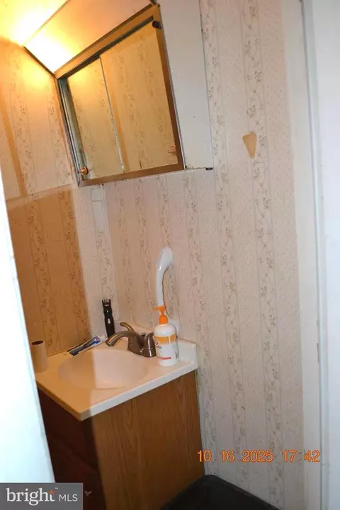 Bath - 139 Shellcove Rd, Pasadena, MD 21122 photo 1 of 1
