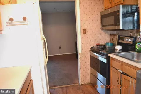 Entry Way - 139 Shellcove Rd, Pasadena, MD 21122 photo 1 of 1
