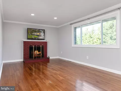 Living - 105 Chestnut St E, Pasadena, MD 21122 photo 4 of 5