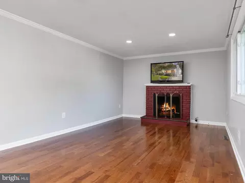Living - 105 Chestnut St E, Pasadena, MD 21122 photo 2 of 5