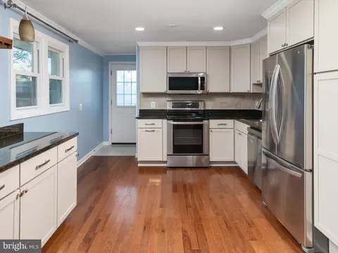 Entry Way - 105 Chestnut St E, Pasadena, MD 21122 photo 2 of 2