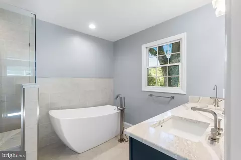 Bath - 975 Phillips Dr, Arnold, MD 21012 photo 3 of 6