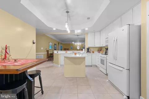 Kitchen - 344 Colony Point Pl, Edgewater, MD 21037 photo 3 of 4