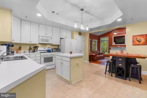Kitchen - 344 Colony Point Pl, Edgewater, MD 21037 photo 1 of 4