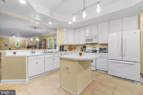 Kitchen - 344 Colony Point Pl, Edgewater, MD 21037 photo 2 of 4