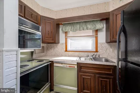 Kitchen - 1872 Cedar Rd, Pasadena, MD 21122 photo 3 of 3