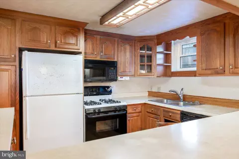 Kitchen - 1872 Cedar Rd, Pasadena, MD 21122 photo 2 of 3