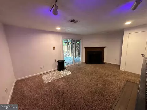 Living - 719 Willowby Run, Pasadena, MD 21122 photo 2 of 3