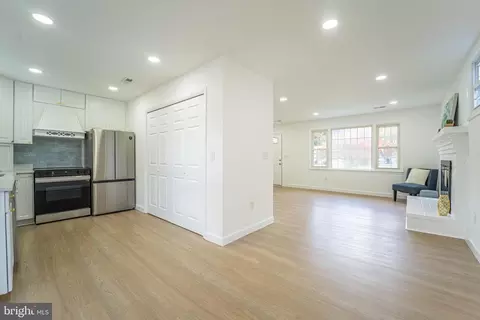 Entry Way - 865 Hillside Ave, Edgewater, MD 21037 photo 3 of 4