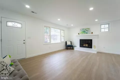Living - 865 Hillside Ave, Edgewater, MD 21037 photo 1 of 2
