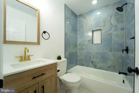 Bath - 865 Hillside Ave, Edgewater, MD 21037 photo 1 of 3