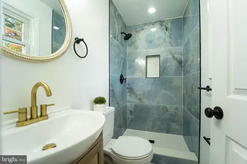 Bath - 865 Hillside Ave, Edgewater, MD 21037 photo 2 of 3