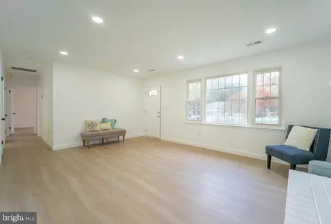 Entry Way - 865 Hillside Ave, Edgewater, MD 21037 photo 2 of 4