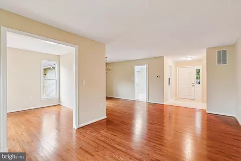 Living - 1003 Mastline Dr, Annapolis, MD 21401 photo 2 of 5