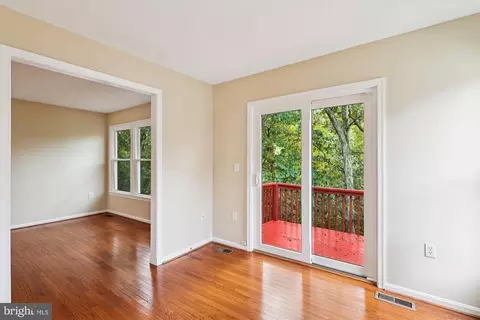 Living - 1003 Mastline Dr, Annapolis, MD 21401 photo 3 of 5