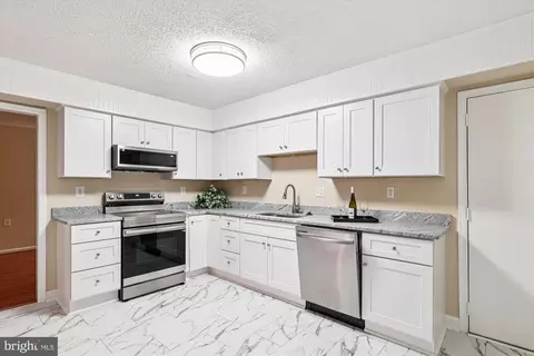 Kitchen - 1003 Mastline Dr, Annapolis, MD 21401 photo 2 of 4