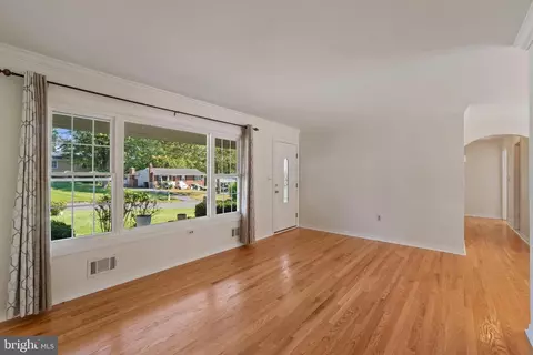 210 Oak Dr, Pasadena, MD 21122 photo 7