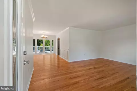 210 Oak Dr, Pasadena, MD 21122 photo 4