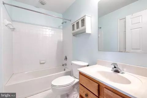 Bath - 1217 Birchleaf Ct, Crofton, MD 21114 photo 3 of 3