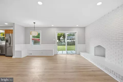 Living - 508 Harbor Dr, Annapolis, MD 21403 photo 3 of 5