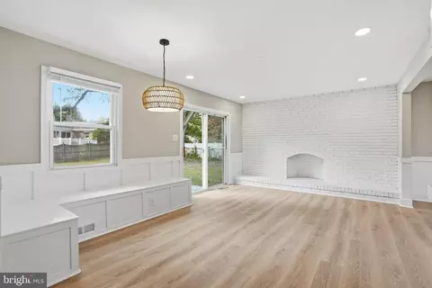 Living - 508 Harbor Dr, Annapolis, MD 21403 photo 5 of 5