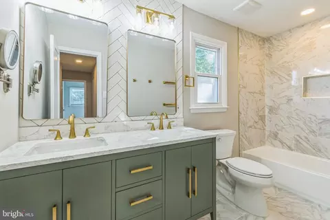 Bath - 508 Harbor Dr, Annapolis, MD 21403 photo 1 of 2
