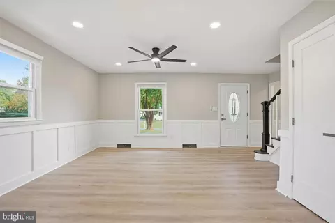 Living - 508 Harbor Dr, Annapolis, MD 21403 photo 4 of 5