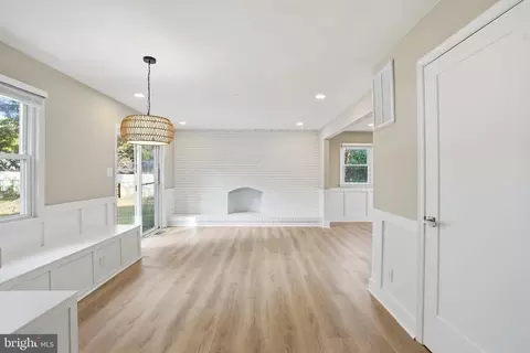 Living - 508 Harbor Dr, Annapolis, MD 21403 photo 2 of 5