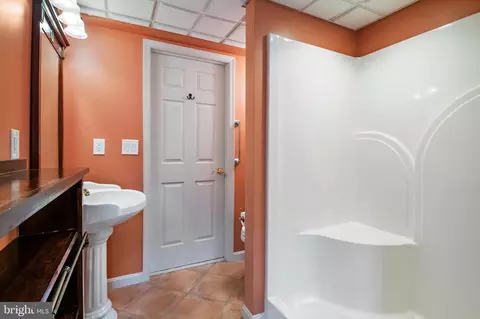 Bath - 1534 Circle Dr, Annapolis, MD 21409 photo 3 of 3