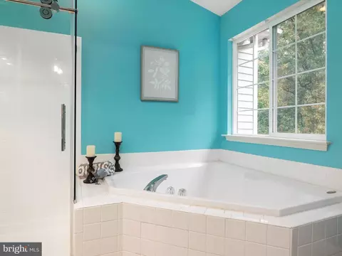 Bath - 2604 Streamview Dr, Odenton, MD 21113 photo 2 of 4