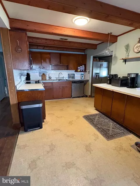 Kitchen - 1919 Surf Cir, Pasadena, MD 21122 photo 2 of 2