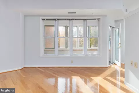 Living - 7101 Bay Front Dr #301, Annapolis, MD 21403 photo 6 of 8