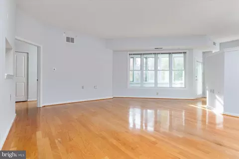 Living - 7101 Bay Front Dr #301, Annapolis, MD 21403 photo 4 of 8