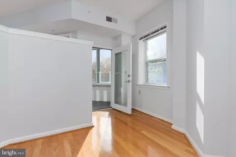 Entry Way - 7101 Bay Front Dr #301, Annapolis, MD 21403 photo 2 of 2
