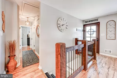 Entry Way - 1299 Montclair Dr, Pasadena, MD 21122 photo 5 of 6