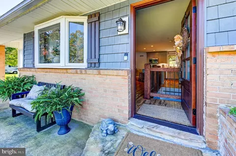 Entry Way - 1299 Montclair Dr, Pasadena, MD 21122 photo 3 of 6