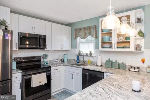 Kitchen - 7954 Cobbler Ln, Pasadena, MD 21122 photo 2 of 5