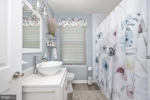 Bath - 7954 Cobbler Ln, Pasadena, MD 21122 photo 2 of 2