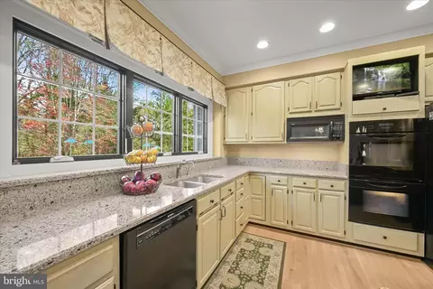 Kitchen - 100 Asquithoaks Ln, Arnold, MD 21012 photo 3 of 6