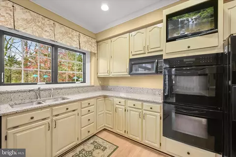 Kitchen - 100 Asquithoaks Ln, Arnold, MD 21012 photo 4 of 6
